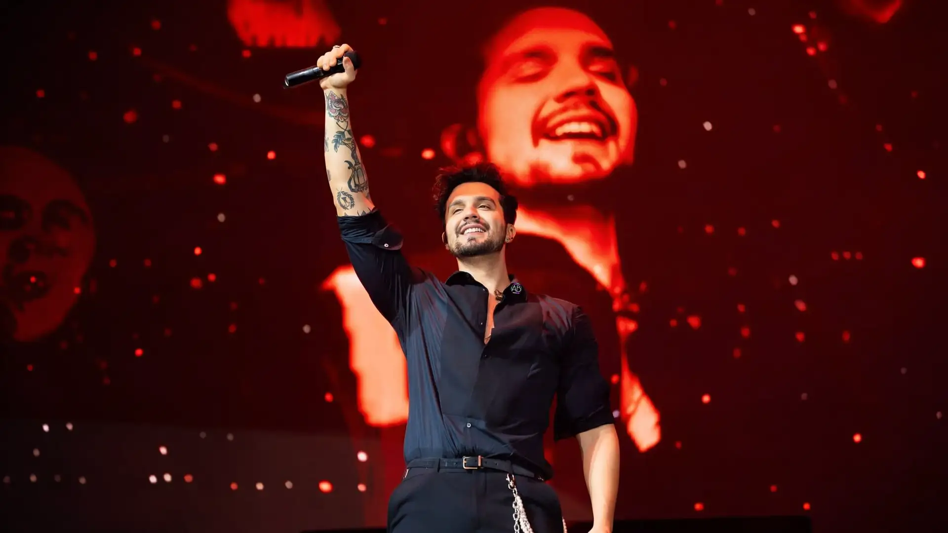 Luan Santana explica gesto em show e afasta especulações políticas