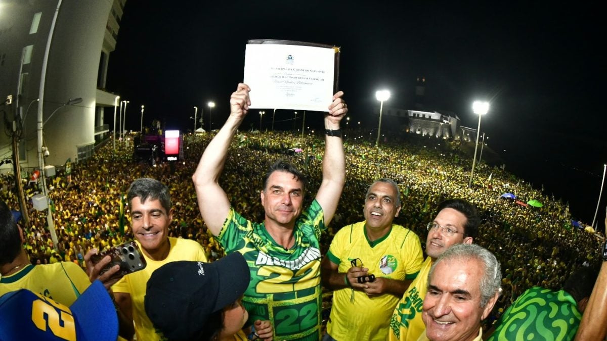 Flávio Bolsonaro recebe título de cidadão soteropolitano em ato na Bahia