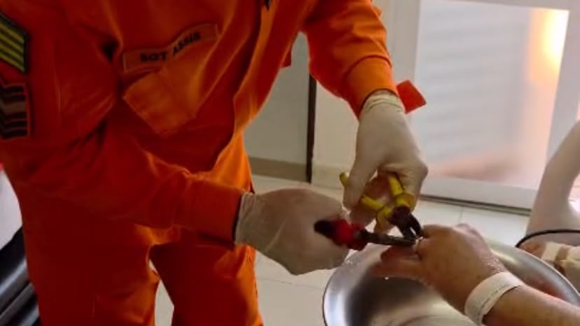 Bombeiros retiram aliança presa em dedo inchado em Jataí