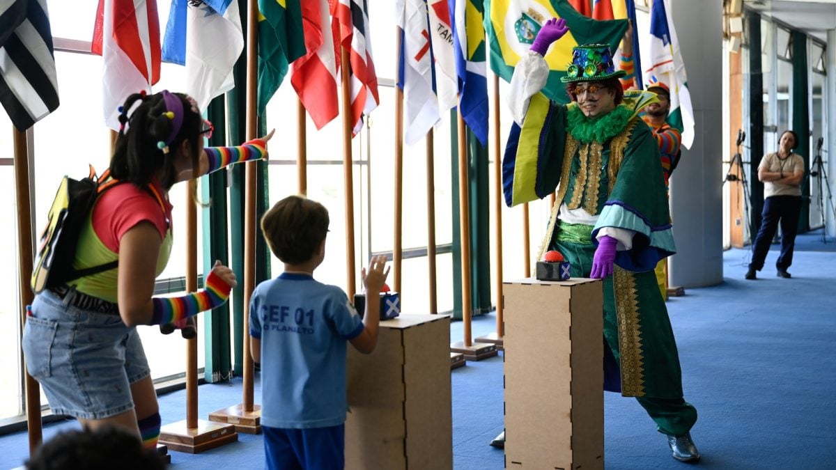 Congresso Nacional inova com teatro interativo para educar crianças sobre cidadania