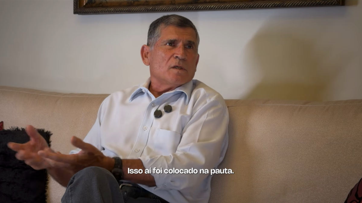 General critica foto de Flávio Bolsonaro com Trump como "posição de subalterno"