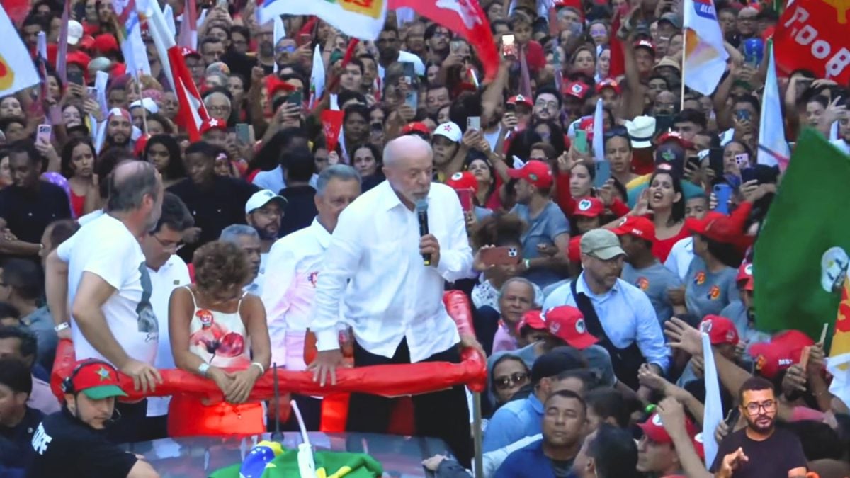 Lula critica Flávio Bolsonaro e promete defender conquistas trabalhistas