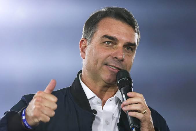 Flávio Bolsonaro reage a entrevista de lobista com ataques à família Lula