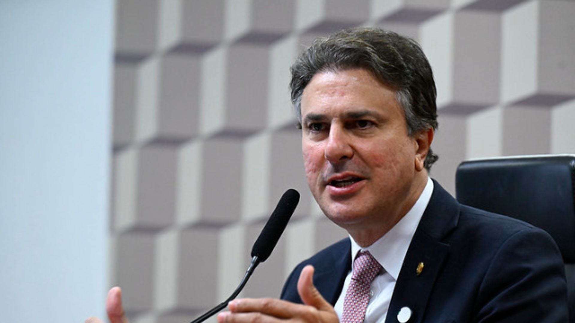 Camilo Santana propõe redução da maioridade penal para crimes hediondos em emenda à Pec da Segurança