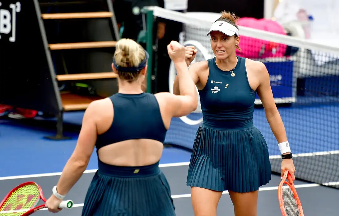 Luisa Stefani e parceira avançam às quartas de final em Pequim