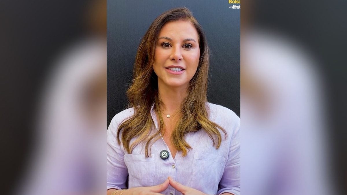 Esposa de Flávio Bolsonaro defende o marido e diferencia discordância de "invenção de mentiras"