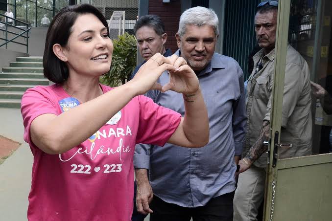 Michelle Bolsonaro pede oração por quem a persegue após incidente em votação