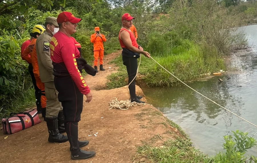Bombeiros encontram corpo de homem em lago no setor São Domingos, em Goiânia