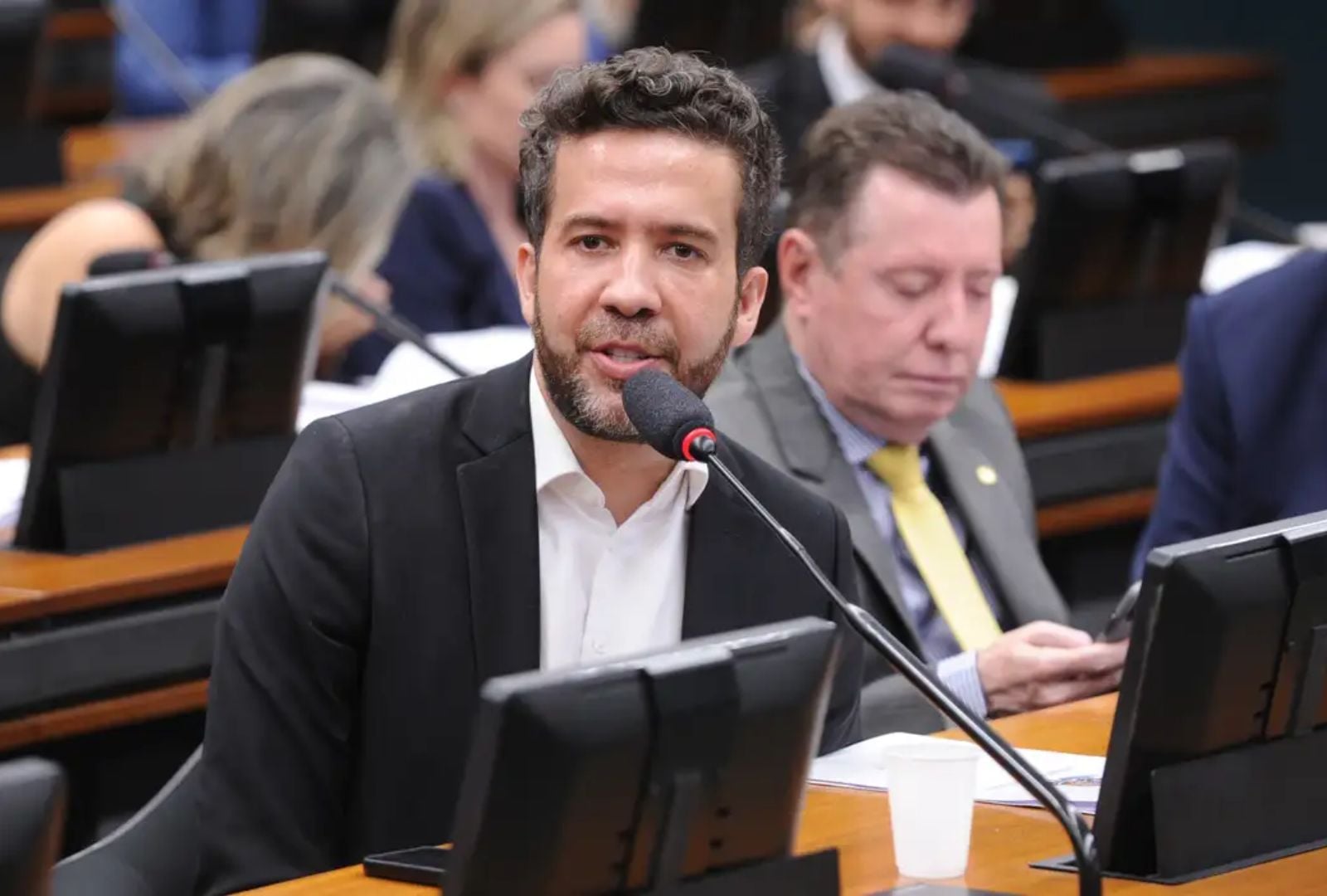 Janones admite exclusão de mensagens em canal de apoio a Lula