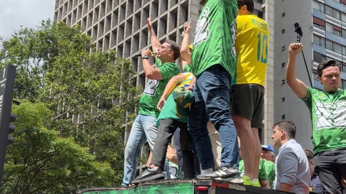 Flávio Bolsonaro diz que vai "poupar a voz" para debate com Lula