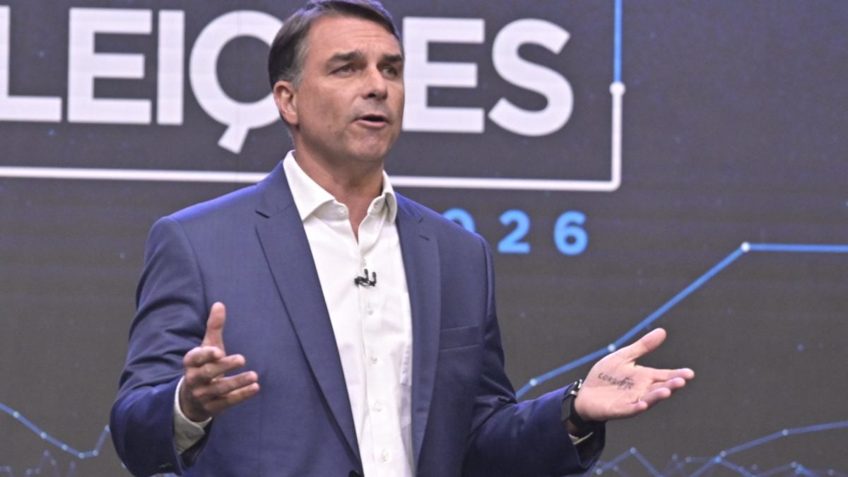 Flávio Bolsonaro diz ter mudado de opinião sobre fim da escala 6x1 após ouvir trabalhadores