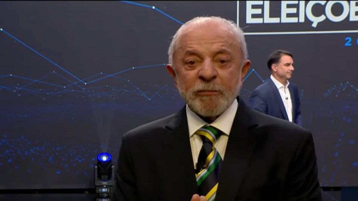 Lula confronta Flávio Bolsonaro em debate: 'Vocês fizeram dele um banqueiro, eu fiz dele um prisioneiro'