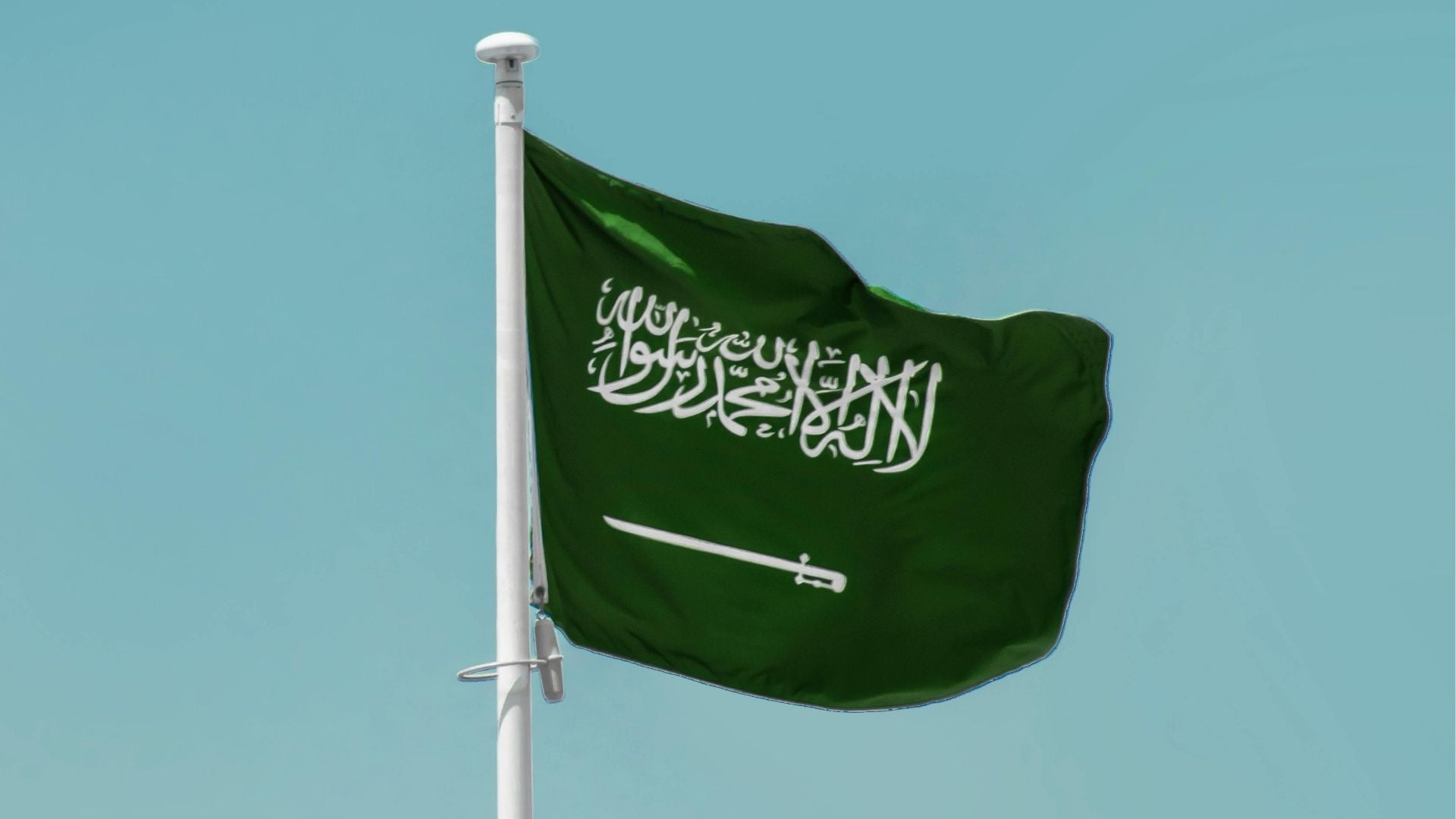 Capital saudita registra novo ataque a aeroporto; governo classifica como bombardeio e há feridos