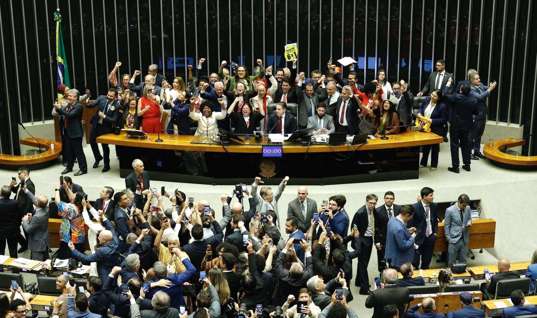 Lula intensifica debate sobre jornada 6x1 com vídeo narrado por Wagner Moura e mira em Flávio Bolsonaro