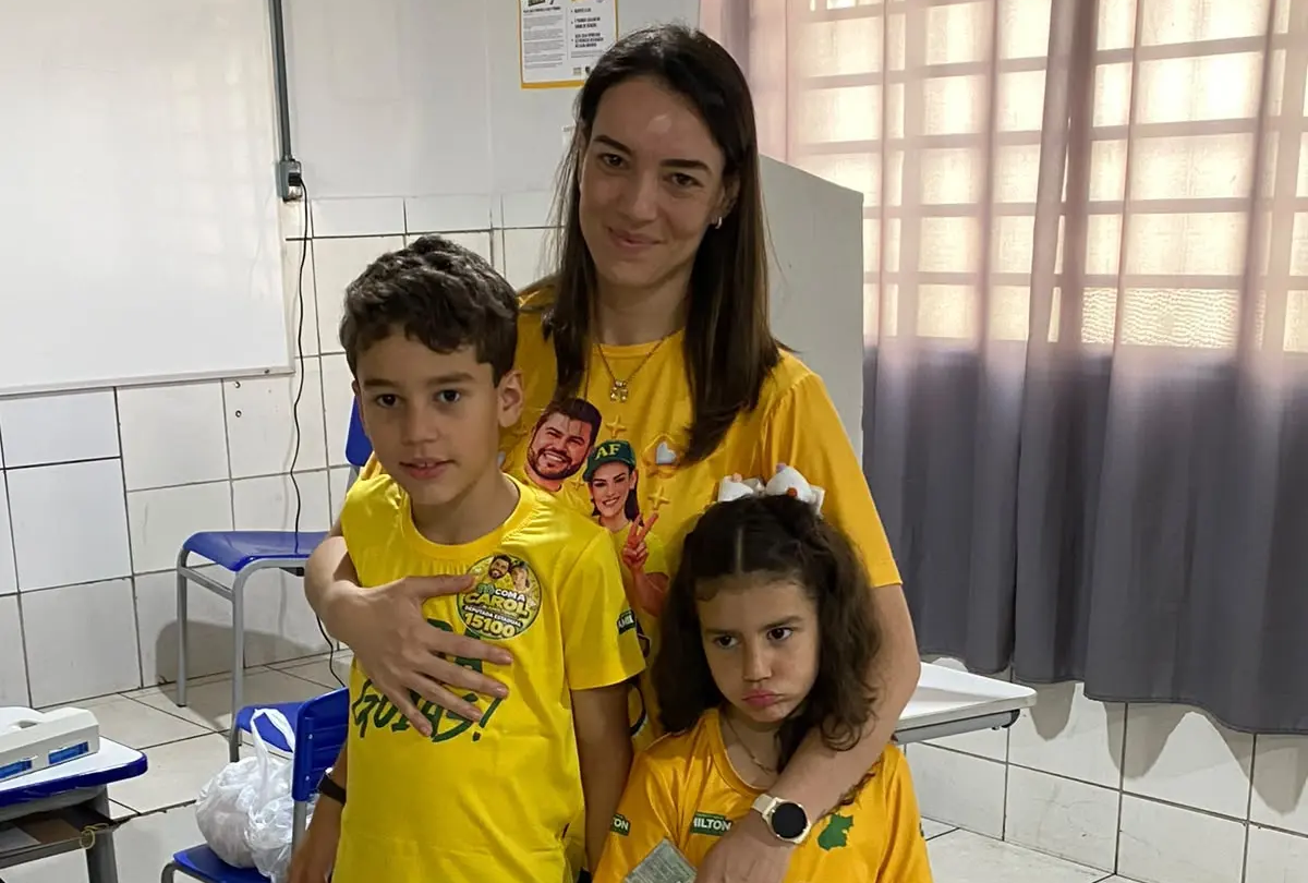 Carol do Amiltinho vota em Anápolis e reforça compromisso com o legado do marido