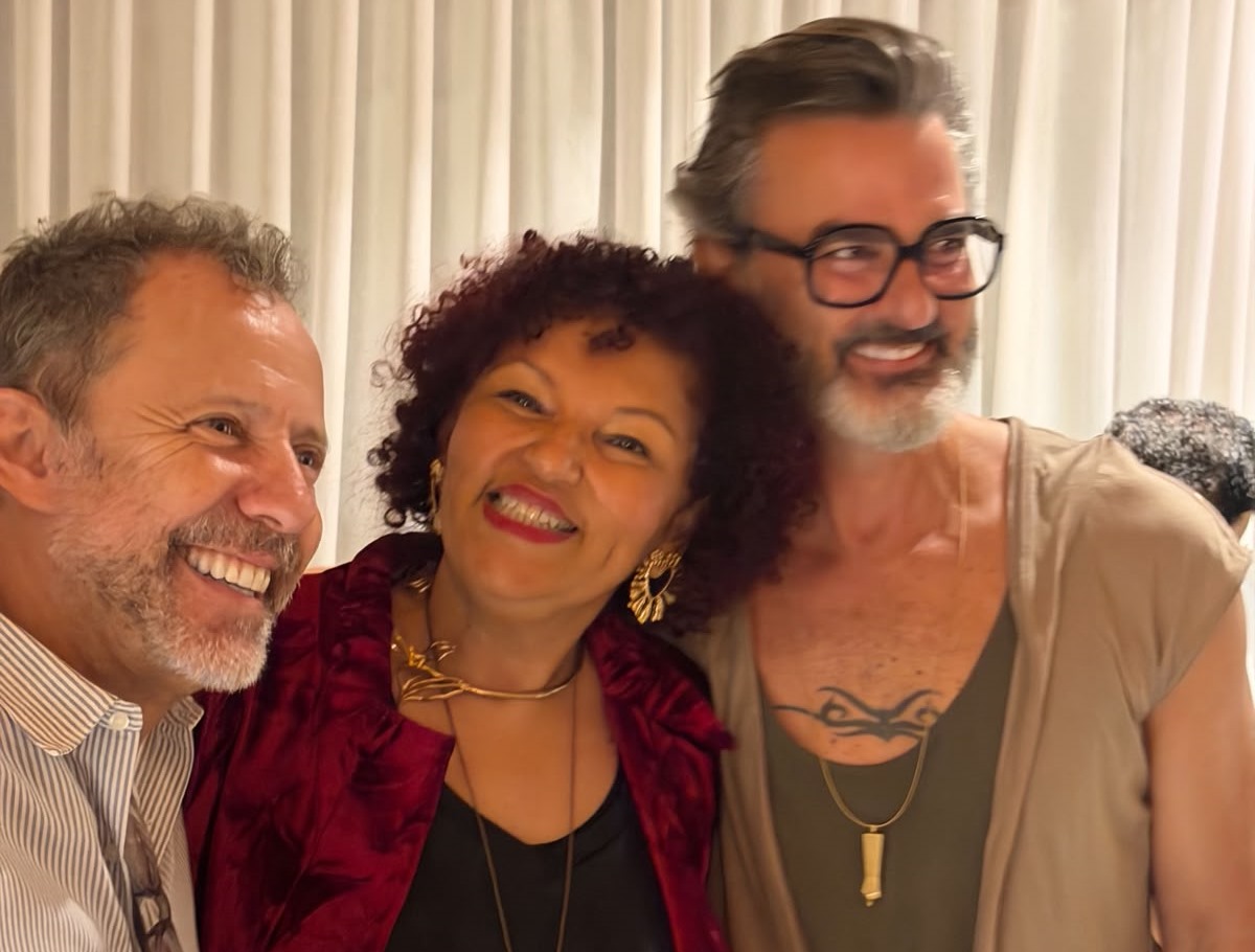 Vik Muniz em Goiânia: artista é homenageado em jantar exclusivo após abertura de exposição