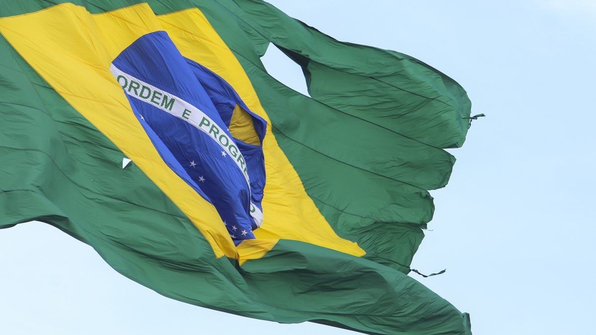Bandeira do Brasil na Praça dos Três Poderes aparece rasgada durante obras
