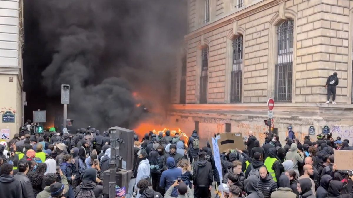 Protestos na França resultam em mais de 400 prisões; Macron critica "semeadores do caos"