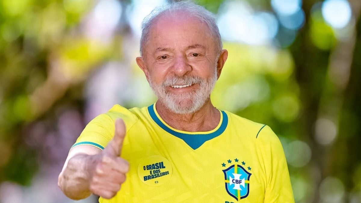 Lula veste camisa da seleção em movimento para ressignificar o verde e amarelo