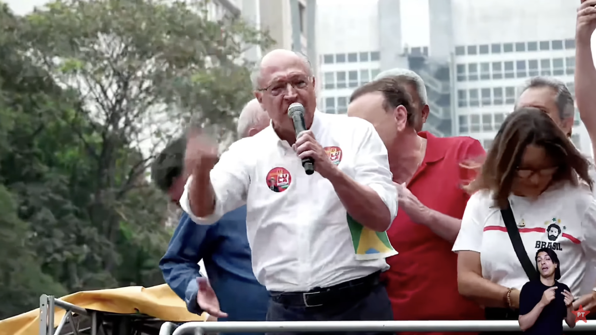 Alckmin rebate Flávio Bolsonaro e afirma que São Paulo "não quer ditadura"