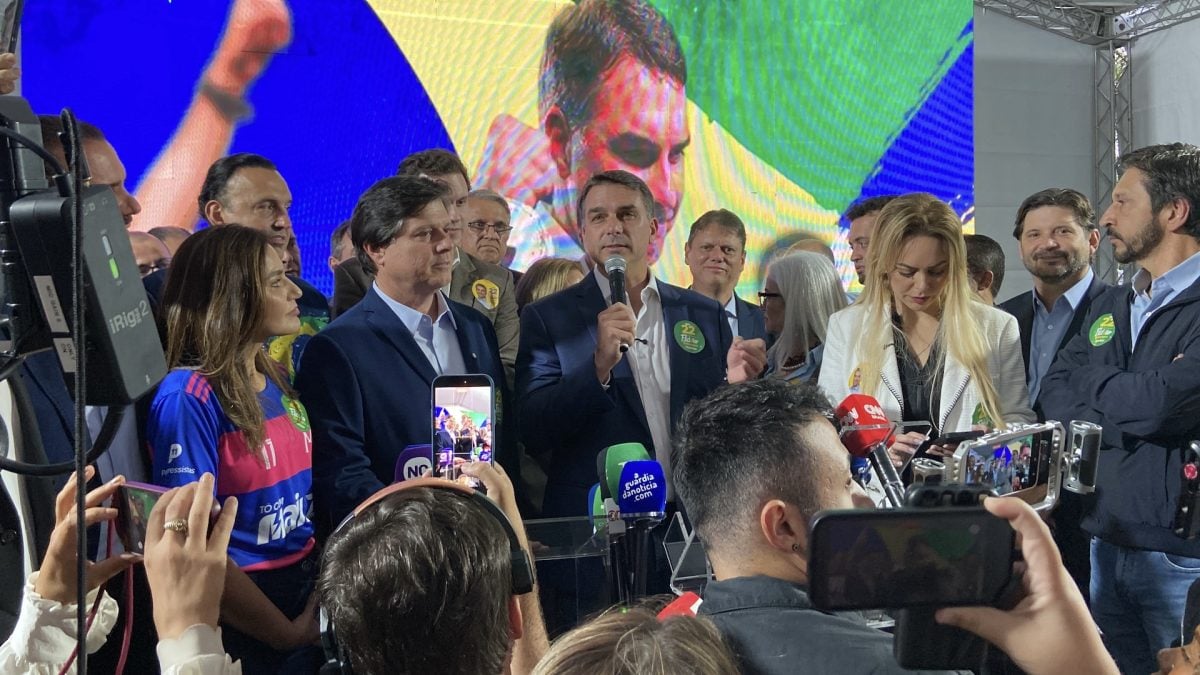Flávio Bolsonaro anuncia intenção de revisar pontos da reforma tributária