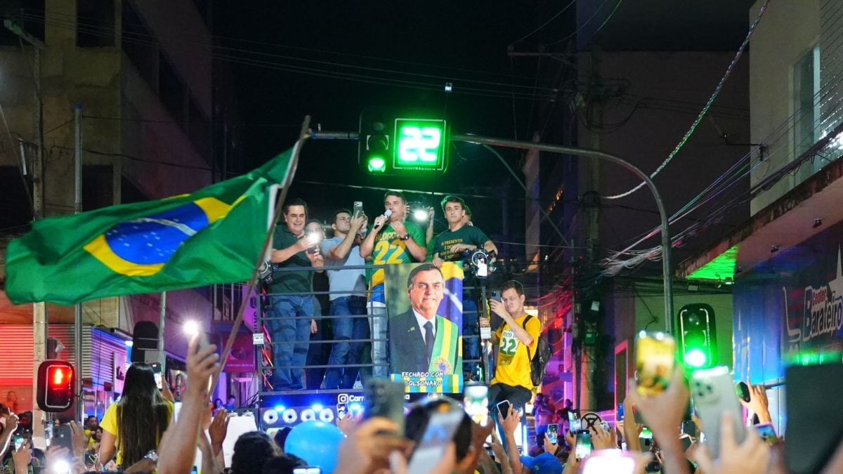 Flávio Bolsonaro afirma que Pt terá de "aturar Bolsonaro" na Presidência