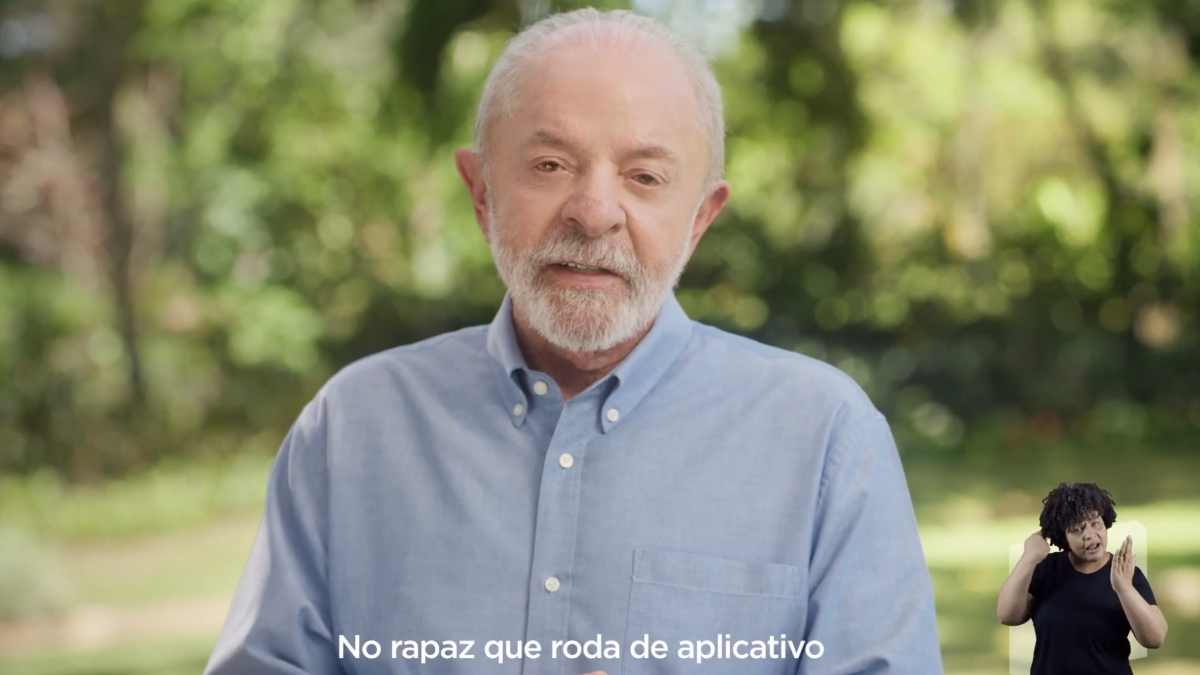 Lula usa "entrega" como mote e cobra Flávio Bolsonaro sobre comprovantes