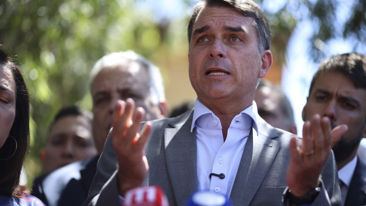 Flávio Bolsonaro reage a ordem de Moraes para Eduardo cumprir pena