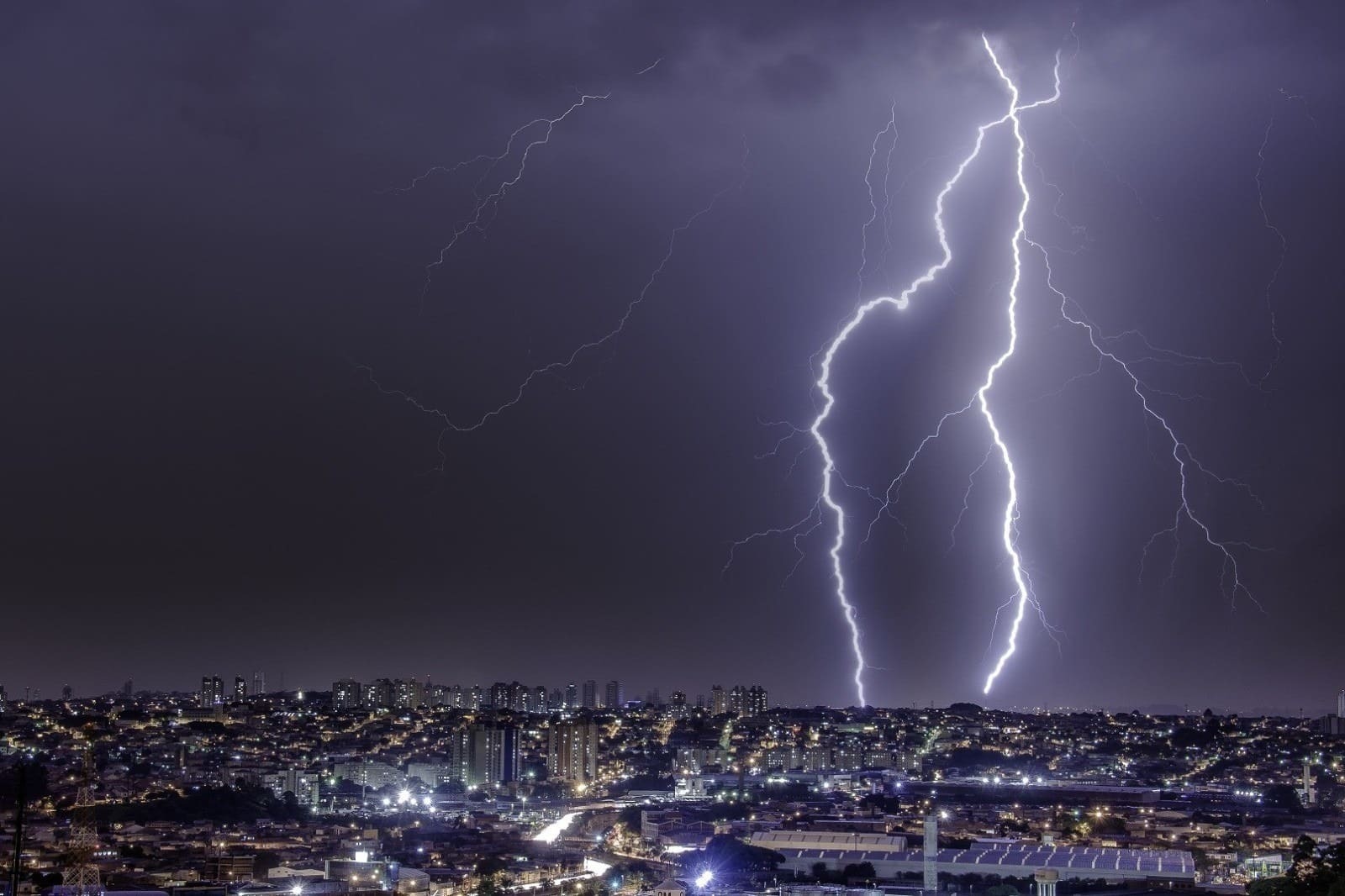 Goiás sob alerta: mais de 4 milhões de raios e risco de tempestades intensas