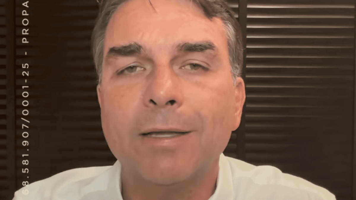 Flávio Bolsonaro desiste de debate na Tv e opta por transmissão ao vivo