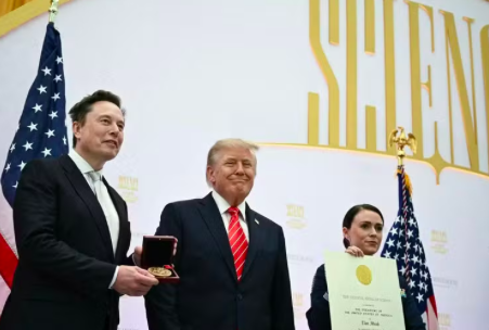 Trump entrega medalhas nacionais a Elon Musk e líderes de tecnologia nos EUA