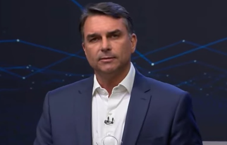 Flávio Bolsonaro propõe prontuário eletrônico único e 'padrão Einstein' para o Sus