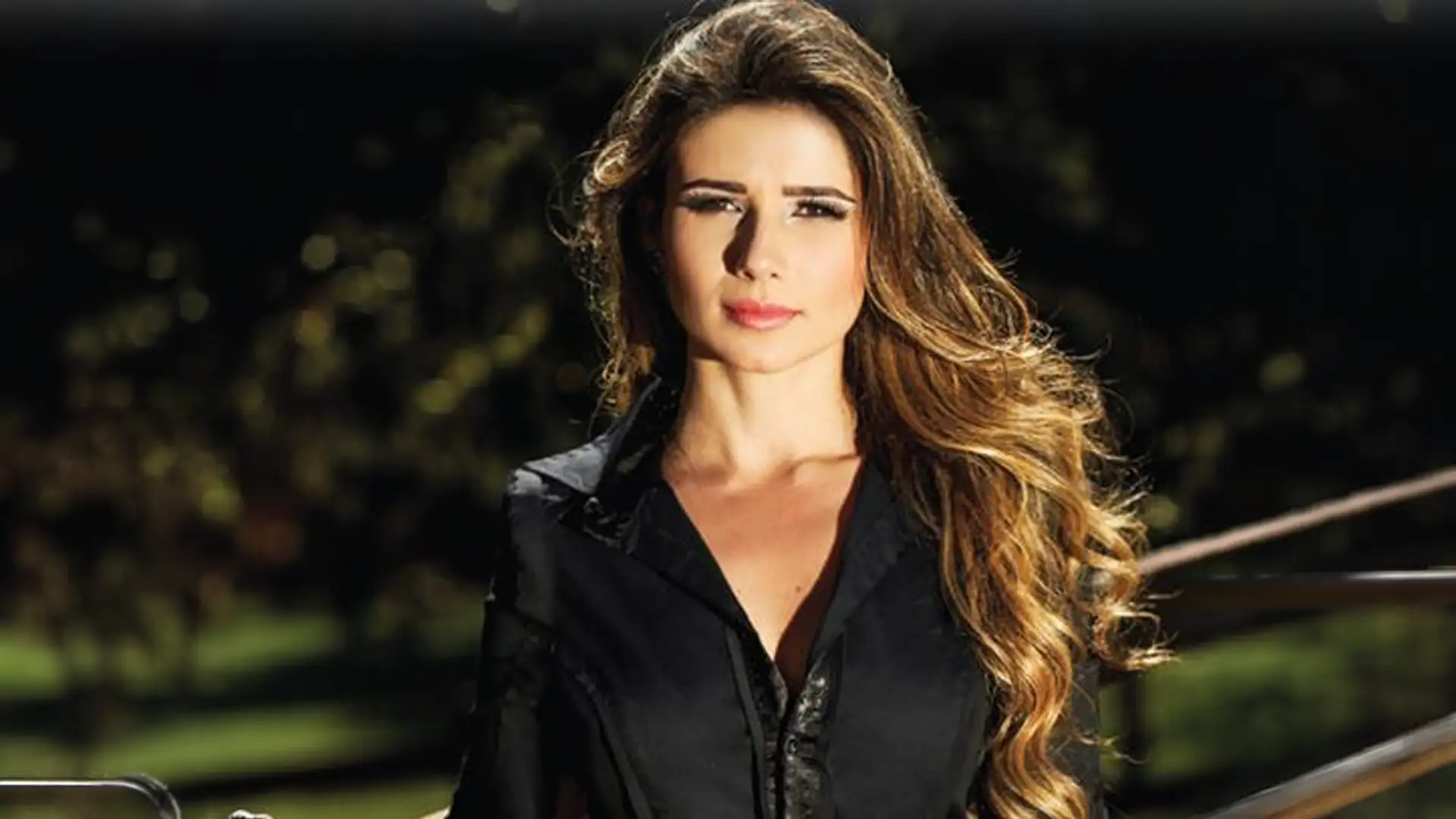 Paula Fernandes celebra trajetória com turnê "30 & Poucos Anos"