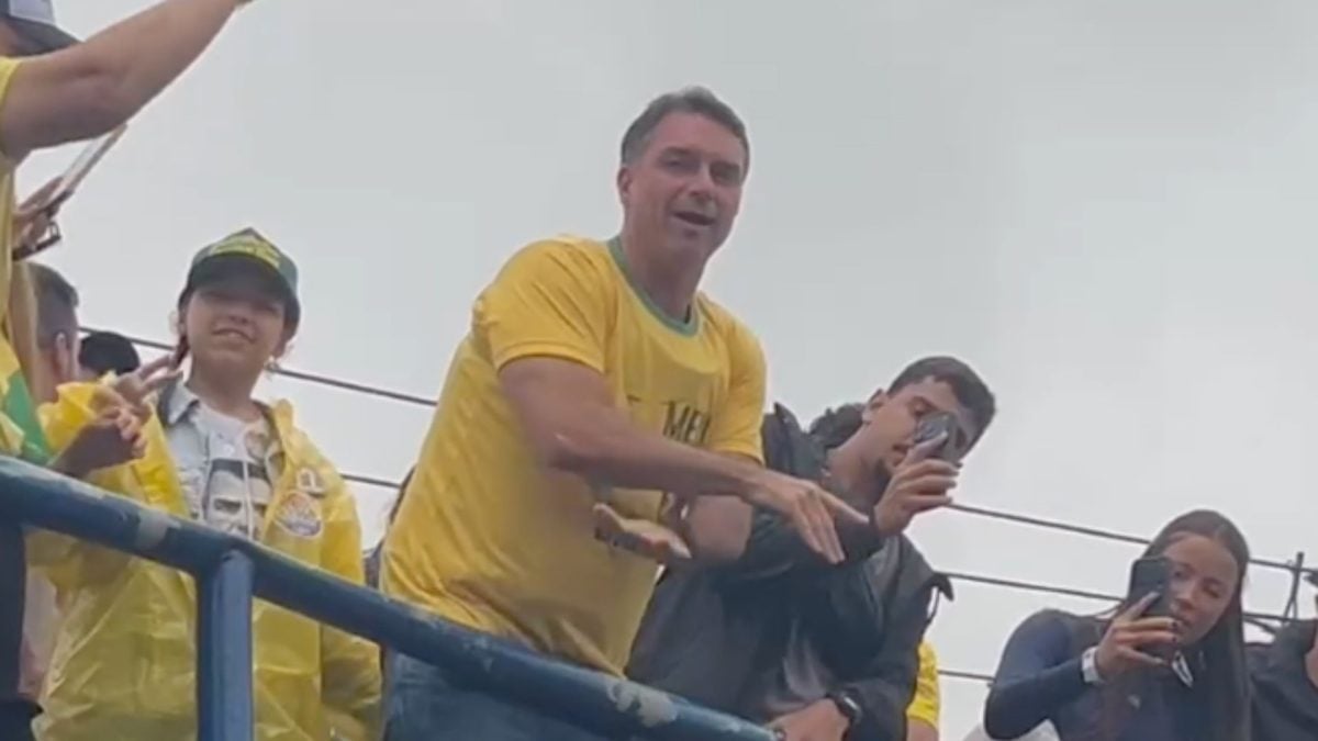 Flávio Bolsonaro encerra campanha no Rio com gesto de 'vitória' e afirma: 'eleição já acabou'