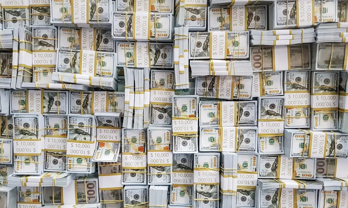 Dólar fecha em queda, mas acumula alta semanal com incertezas eleitorais