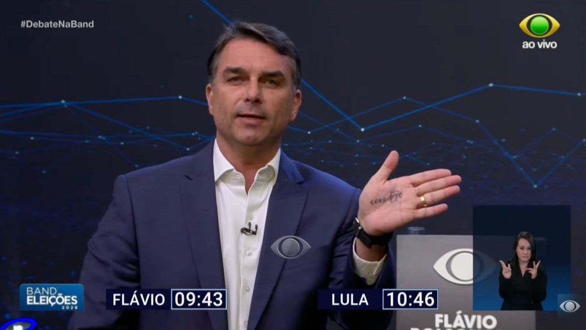 Debate presidencial: Flávio Bolsonaro desafia Lula a escrever ‘corrupto’ e associa termo ao Pt