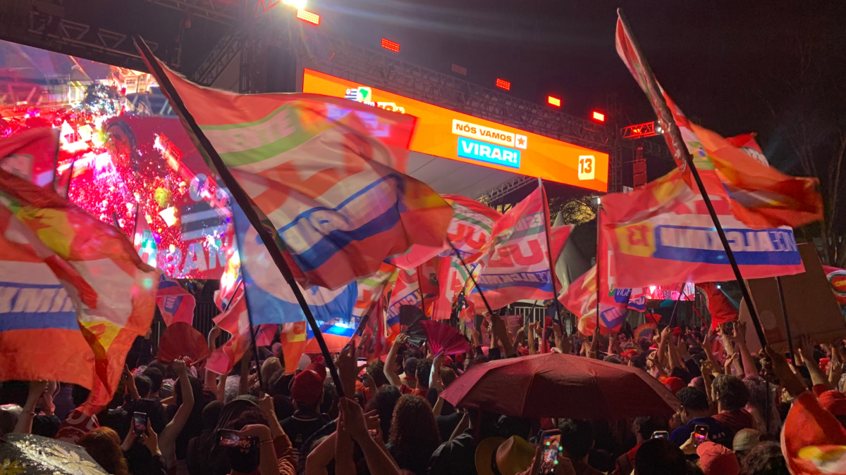 Apoiadores de Lula realizam ato pela reeleição em São Paulo, apesar da chuva