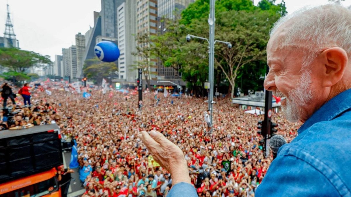 Coligação de Lula aciona TSE contra Flávio Bolsonaro por vídeos sobre atos