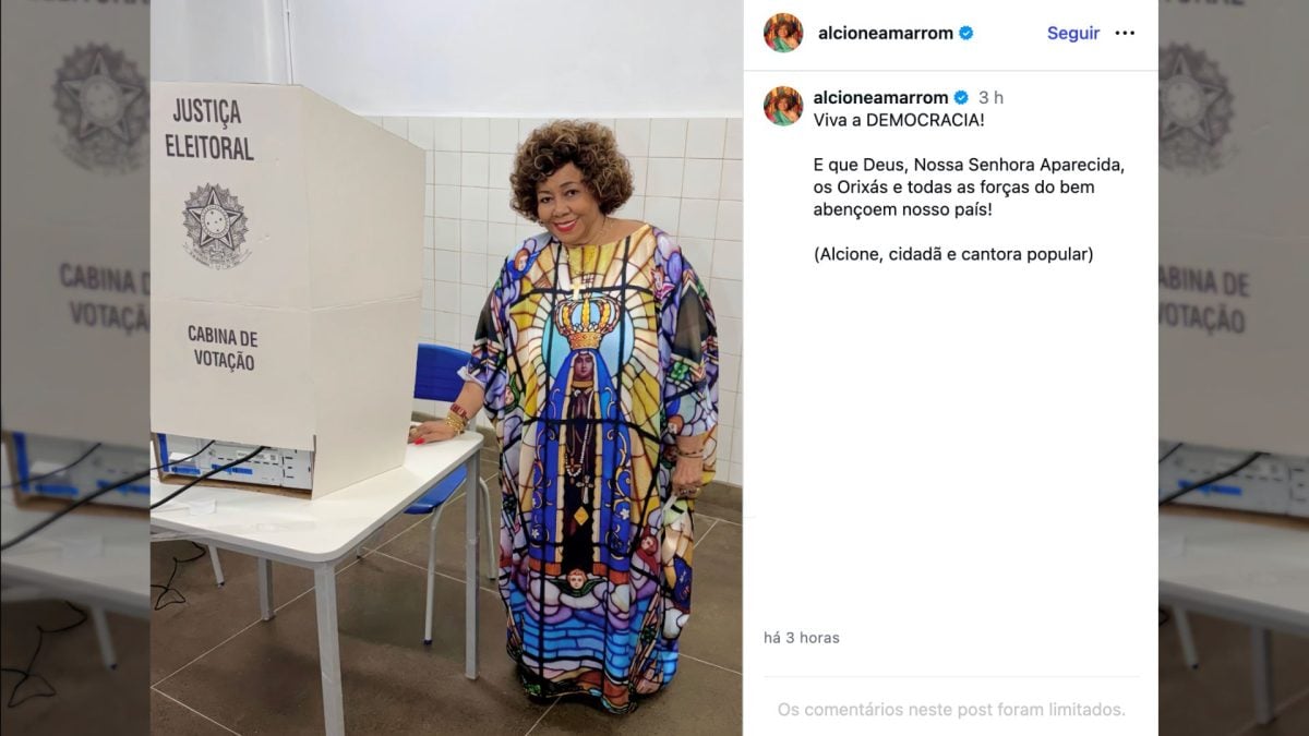 Alcione exibe vestido com estampa de Nossa Senhora Aparecida em dia de votação