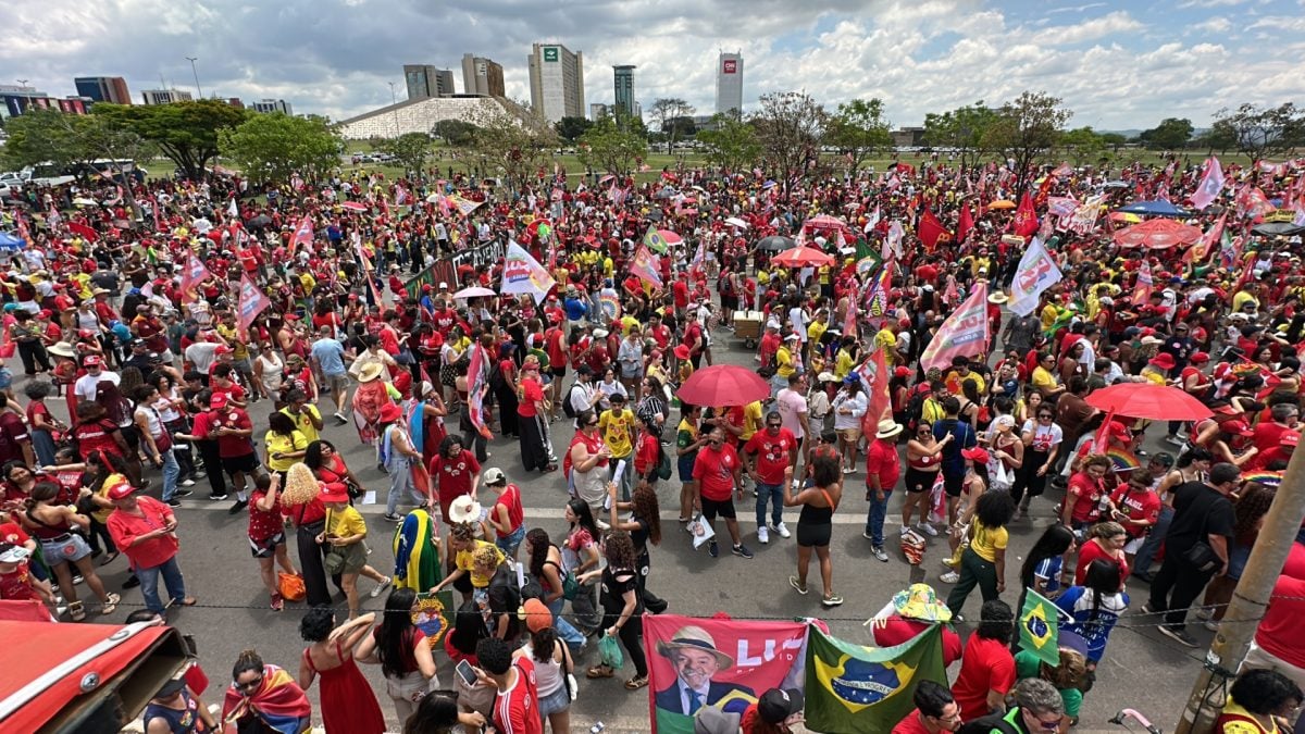 Manifestantes se reúnem em Brasília em apoio ao governo federal