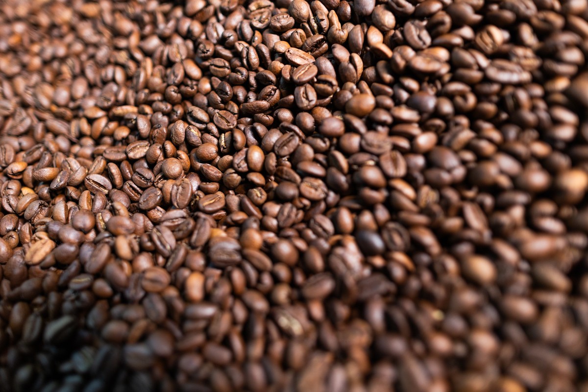 Café e cacau em alta em Nova York com desafios na oferta e logística