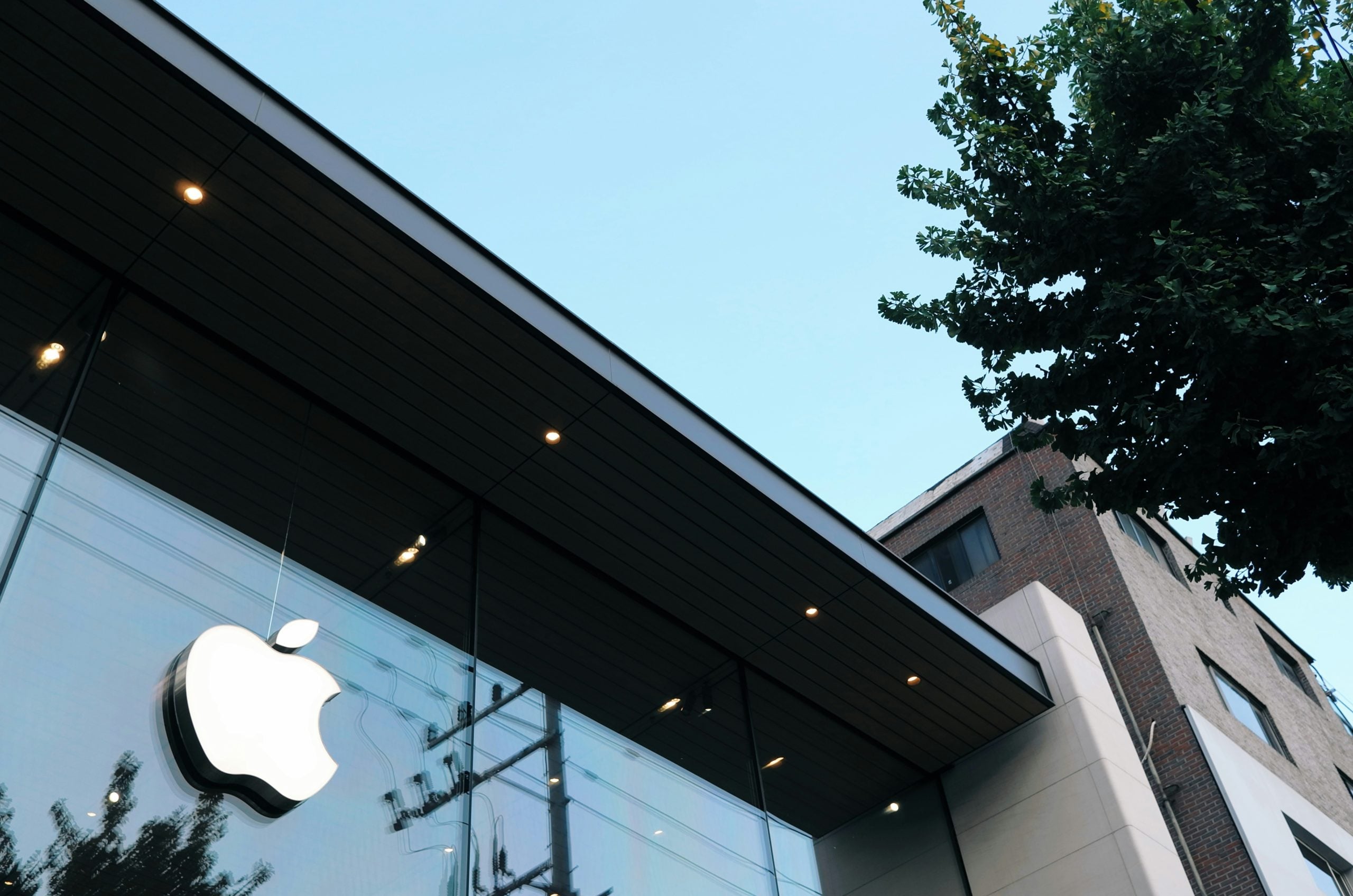 Apple atinge marco histórico de Us$ 5 trilhões em valor de mercado