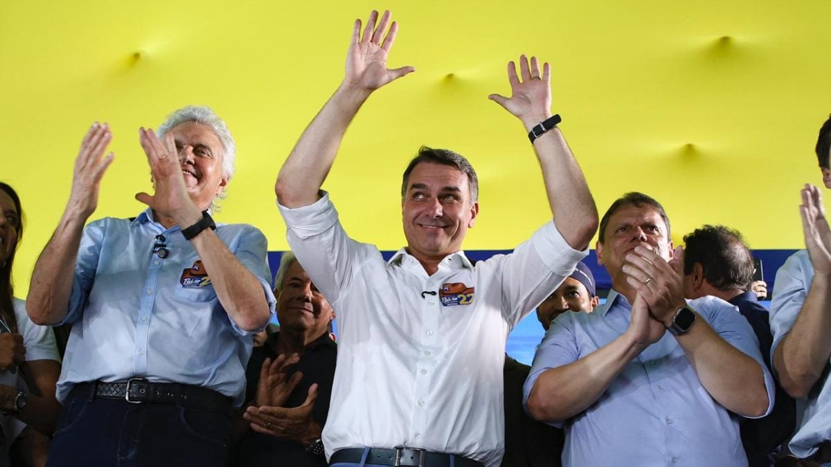 Aliados estratégicos: Republicanos e Podemos formalizam apoio a Flávio Bolsonaro
