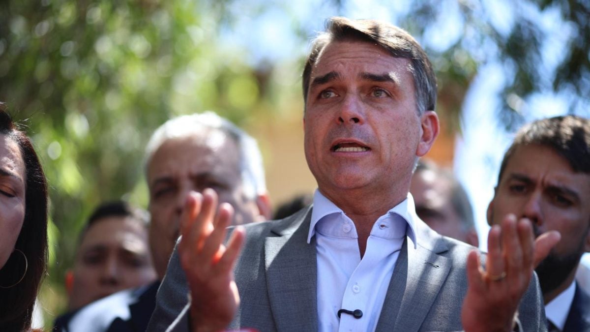 Em manobra eleitoral, Flávio Bolsonaro vota fim da escala 6x1 enquanto impulsiona trabalho flexível