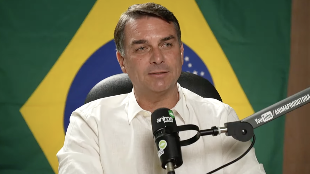 Flávio Bolsonaro defende revisão curricular e critica aprovação automática na educação