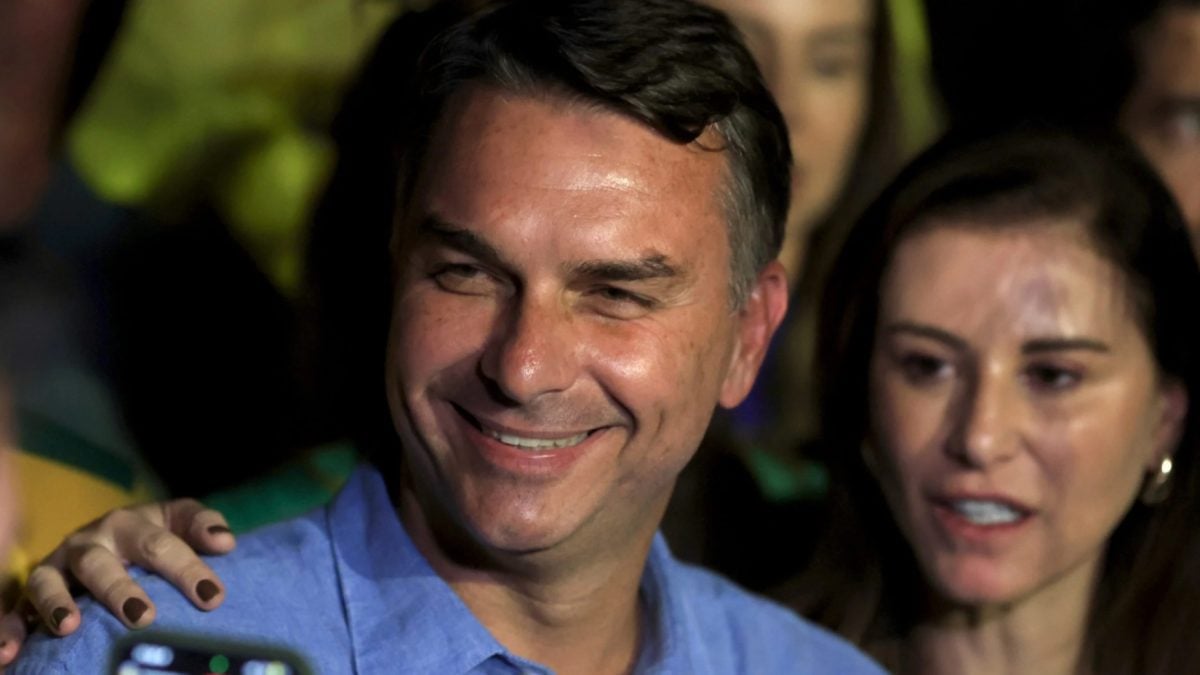 Flávio Bolsonaro recita cordel em homenagem ao Dia do Nordestino