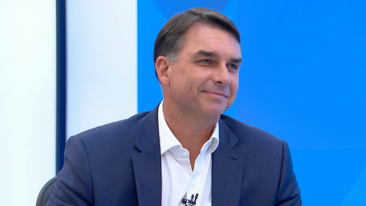 Flávio Bolsonaro defende financiamento de filme sobre o pai e compara caso à demissão na Globo