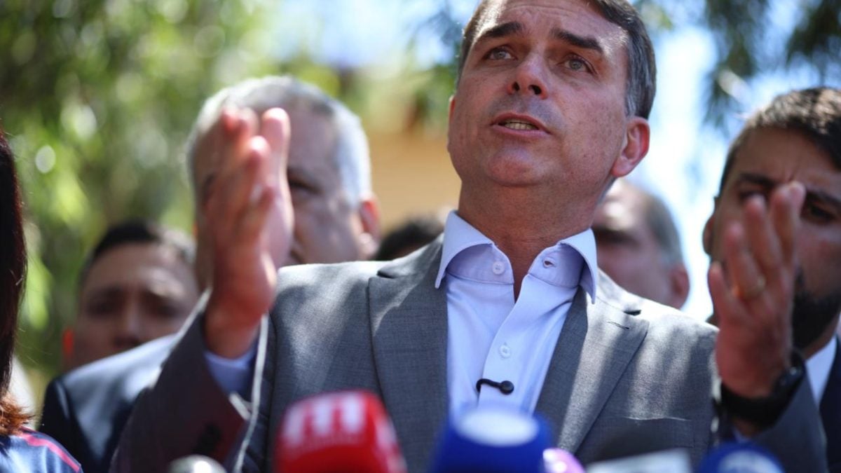 Campanha de Flávio Bolsonaro reage a decisão do TSE sobre canal 'Exército do Lula'