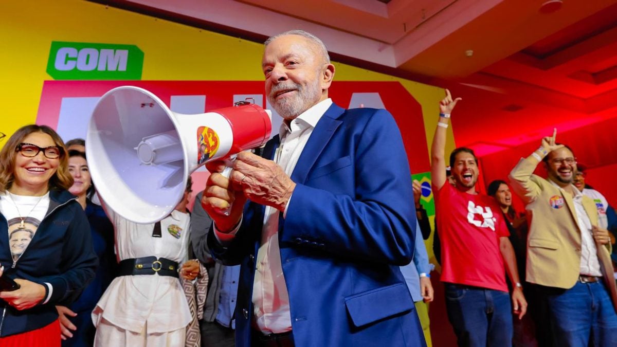 Lula cobra revisão de erros e promete mais contato com eleitores em reunião de campanha