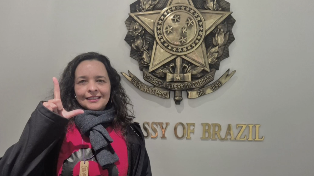 Brasileira faz gesto de apoio a Lula ao votar na Nova Zelândia